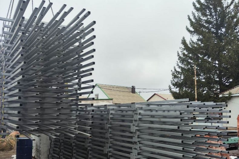 В Свердловск прибыли металлоконструкции для ограждения кровель МКД В Свердловск прибыли металлоконструкции для ограждения кровель МКД