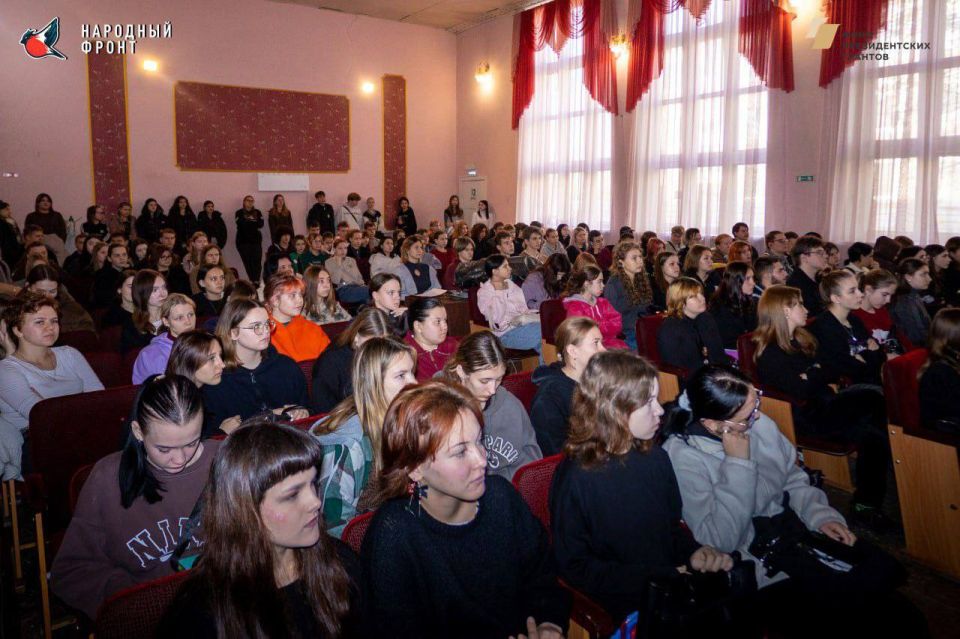 Молодёжка НФ провела масштабную агитацию в ГБОУ СПО ЛНР "Луганский колледж моды, парикмахерского искусства и компьютерных технологий"! Молодёжка НФ провела масштабную агитацию в ГБОУ СПО ЛНР "Луганский колледж моды, парикмахерского искусства и компьютерных технологий"!