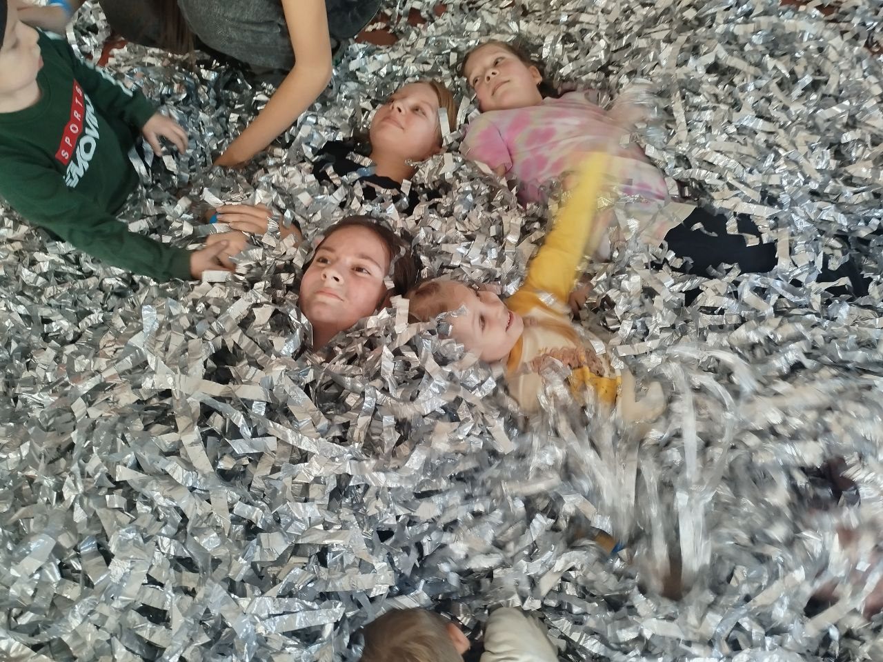 В Малоивановском Доме культуры состоялось яркое и незабываемое событие — серебряная вечеринка! Это мероприятие стало настоящим праздником для всех присутствующих, подарив им массу положительных эмоций и впечатлений В Малоивановском Доме культуры состоялось яркое и незабываемое событие — серебряная вечеринка! Это мероприятие стало настоящим праздником для всех присутствующих, подарив им массу положительных эмоций и впечатлений