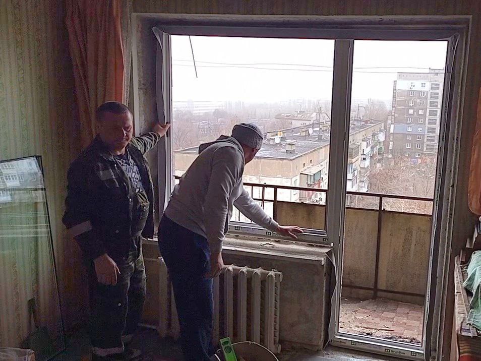 Идет установка новых металлопластиковых окон в квартирах, пострадавших от взрыва в доме по ул.Гмыри