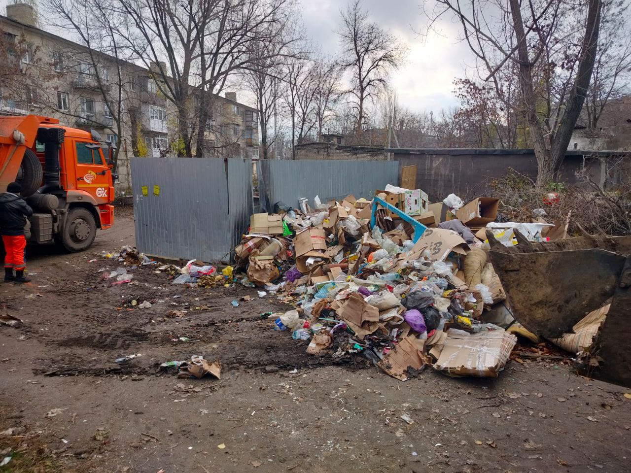 Коммунальные службы продолжают уборку и благоустройство городских территорий Коммунальные службы продолжают уборку и благоустройство городских территорий