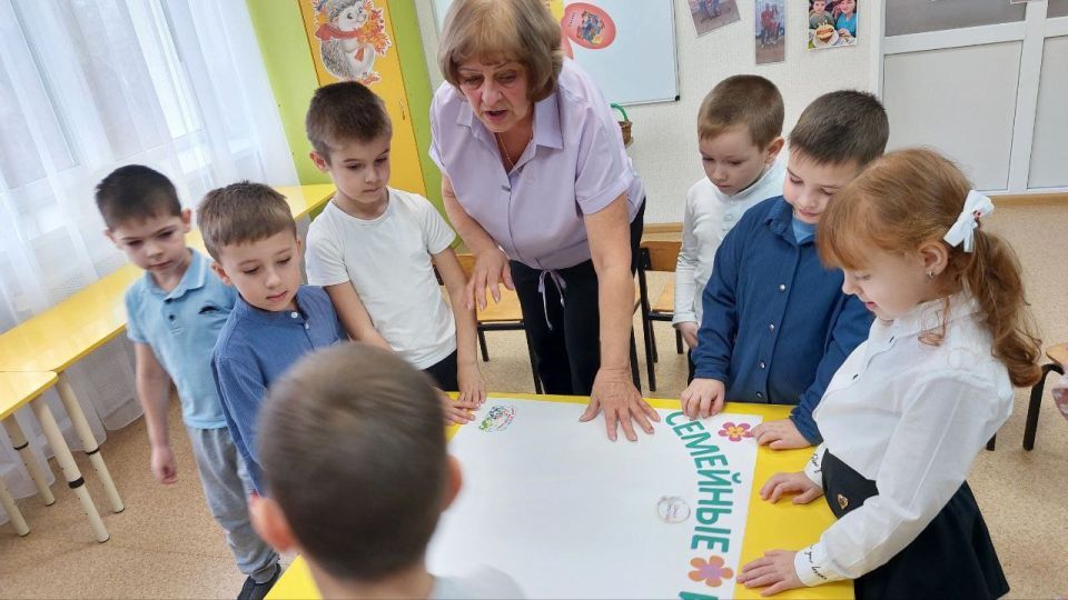 В ГБДОУ ЛНР «Беловодский ясли-сад №3 «Родничок» проводится работа по приобщению детей к семейным традициям, направленная на формирование у дошкольников представлений об обычаях, порядках, правилах поведения, принятых в семье... В ГБДОУ ЛНР «Беловодский ясли-сад №3 «Родничок» проводится работа по приобщению детей к семейным традициям, направленная на формирование у дошкольников представлений об обычаях, порядках, правилах поведения, принятых в семье...