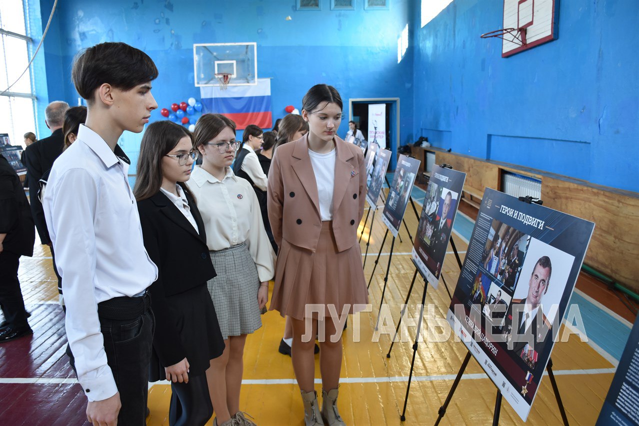 В Кировске открыта фотовыставка «Герои и подвиги: Наши земляки – Герои России» В Кировске открыта фотовыставка «Герои и подвиги: Наши земляки – Герои России»