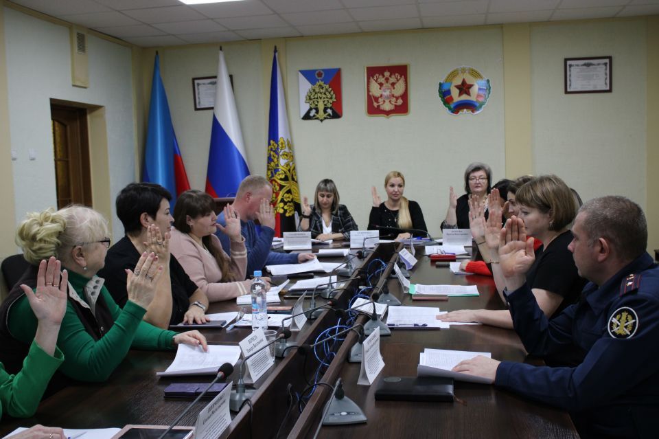 Сегодня под председательством заместителя Главы Администрации городского округа город Ровеньки Кравченко Елены Валериевны состоялось внеочередное открытое заседание городской комиссии по делам несовершеннолетних и защите их... Сегодня под председательством заместителя Главы Администрации городского округа город Ровеньки Кравченко Елены Валериевны состоялось внеочередное открытое заседание городской комиссии по делам несовершеннолетних и защите их...