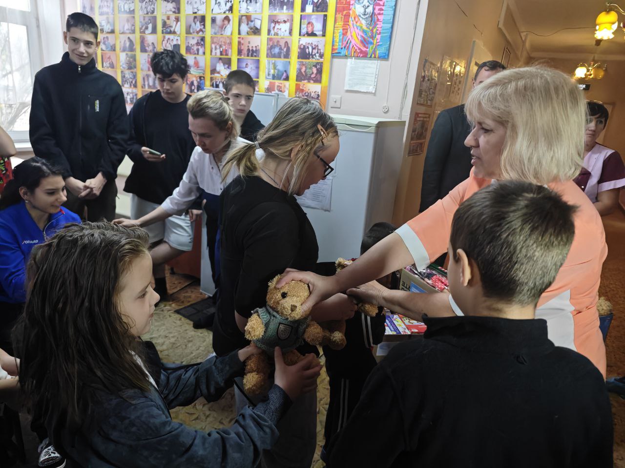 Валерий Галинкин: Сегодня вместе с Дмитрием Хорошиловым и Геннадием Бунеевым посетили Луганскую республиканскую детскую клиническую больницу и передали детям игрушки в рамках акции «Коробка храбрости», которая проходит по... Валерий Галинкин: Сегодня вместе с Дмитрием Хорошиловым и Геннадием Бунеевым посетили Луганскую республиканскую детскую клиническую больницу и передали детям игрушки в рамках акции «Коробка храбрости», которая проходит по...