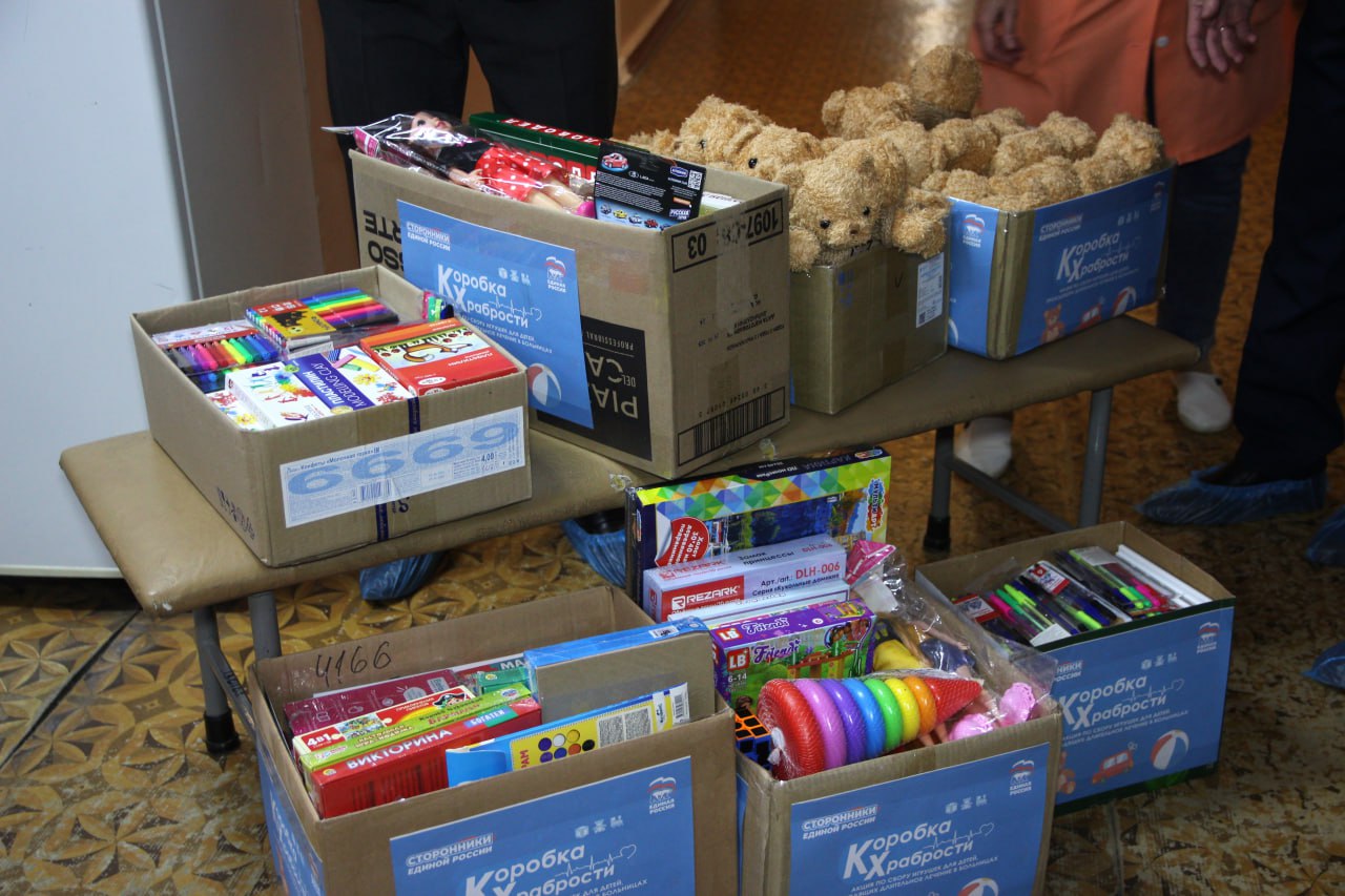 Депутаты от «Единой России» передали игрушки пациентам Луганской детской больницы Депутаты от «Единой России» передали игрушки пациентам Луганской детской больницы