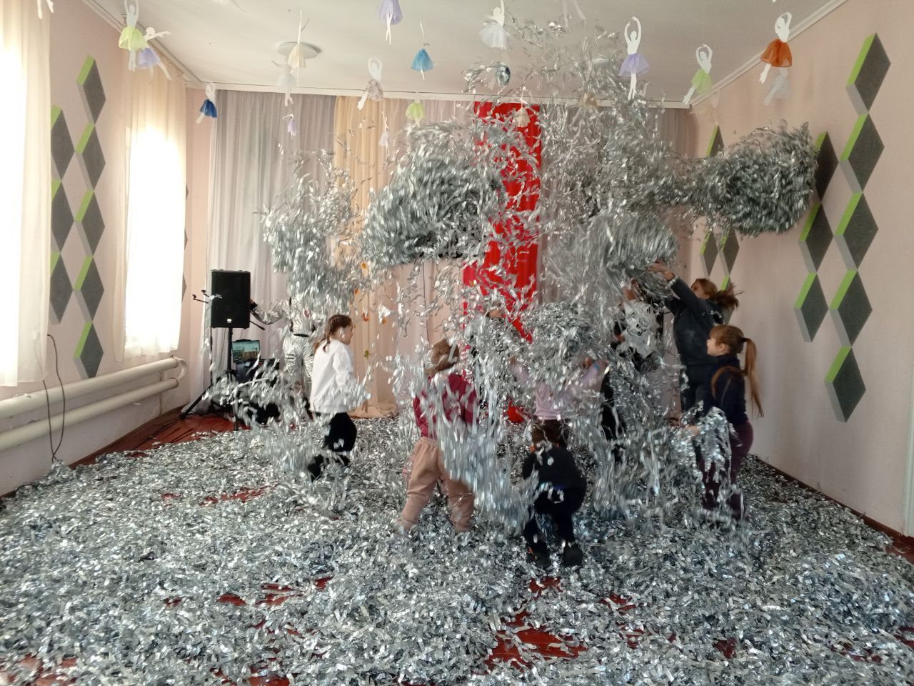 В Малоивановском Доме культуры состоялось яркое и незабываемое событие — серебряная вечеринка! Это мероприятие стало настоящим праздником для всех присутствующих, подарив им массу положительных эмоций и впечатлений