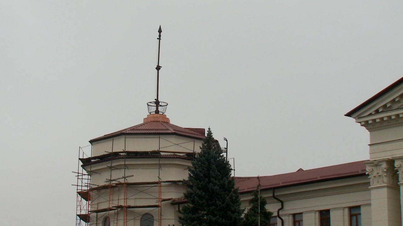 Сегодня на восьмигранной кровле пристроя к основному зданию ДК тюменские строители приступят к установке капельников - металлических конструкций, благодаря которым подкровельное пространство в любое время года будет всегда...