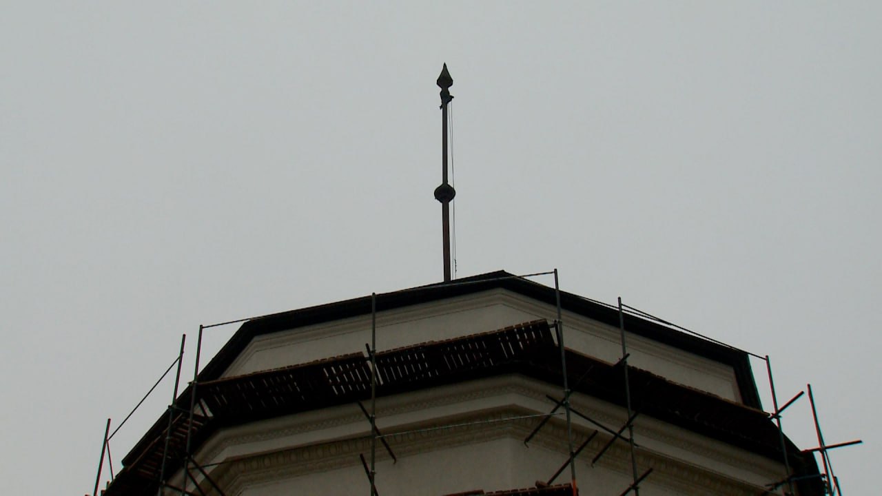 Сегодня на восьмигранной кровле пристроя к основному зданию ДК тюменские строители приступят к установке капельников - металлических конструкций, благодаря которым подкровельное пространство в любое время года будет всегда... Сегодня на восьмигранной кровле пристроя к основному зданию ДК тюменские строители приступят к установке капельников - металлических конструкций, благодаря которым подкровельное пространство в любое время года будет всегда...