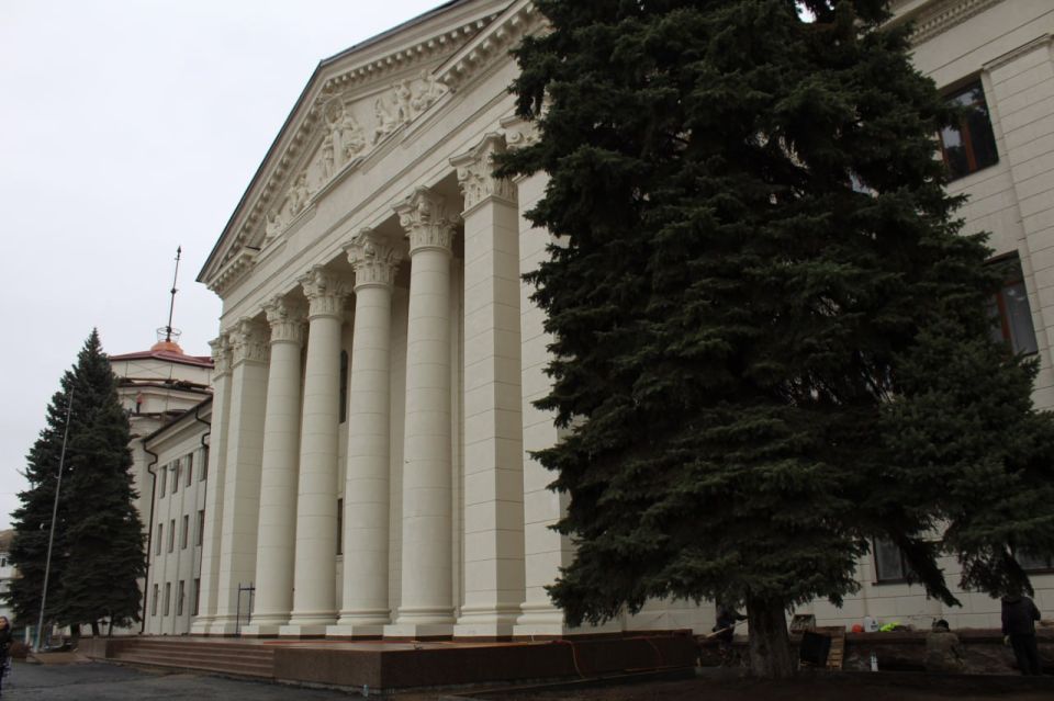 В Краснодоне продолжаются работы по благоустройству территории около Дворца культуры имени «Молодой Гвардии» В Краснодоне продолжаются работы по благоустройству территории около Дворца культуры имени «Молодой Гвардии»