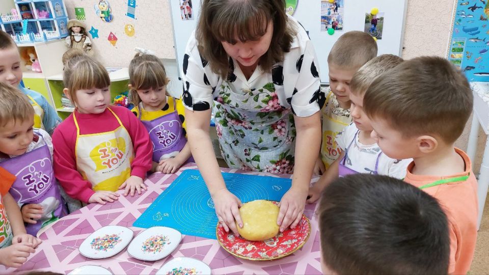 В ГБДОУ ЛНР «Беловодский ясли-сад №3 «Родничок» проводится работа по приобщению детей к семейным традициям, направленная на формирование у дошкольников представлений об обычаях, порядках, правилах поведения, принятых в семье... В ГБДОУ ЛНР «Беловодский ясли-сад №3 «Родничок» проводится работа по приобщению детей к семейным традициям, направленная на формирование у дошкольников представлений об обычаях, порядках, правилах поведения, принятых в семье...