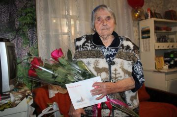 Виталий Коваленко: Сегодня, заместитель Главы Администрации Наталья Добрицкая совместно с представителем Совета ветеранов Ириной Бережной поздравили с юбилейным днём рождения долгожительницу нашего округа Кузьменко Раису...