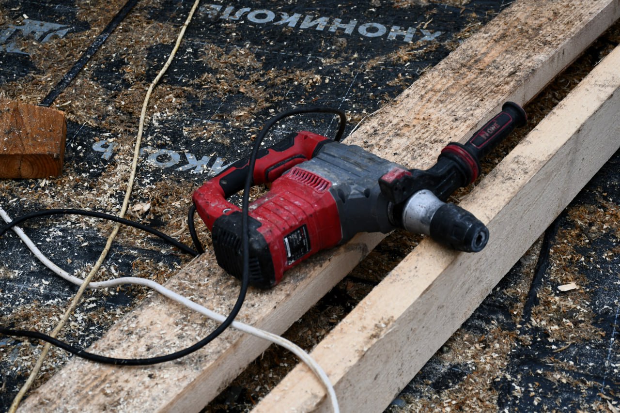 Евгений Шаталин: Проверил ход ремонтно-восстановительных работ кровли многоквартирного жилого дома на поселке Южный Евгений Шаталин: Проверил ход ремонтно-восстановительных работ кровли многоквартирного жилого дома на поселке Южный