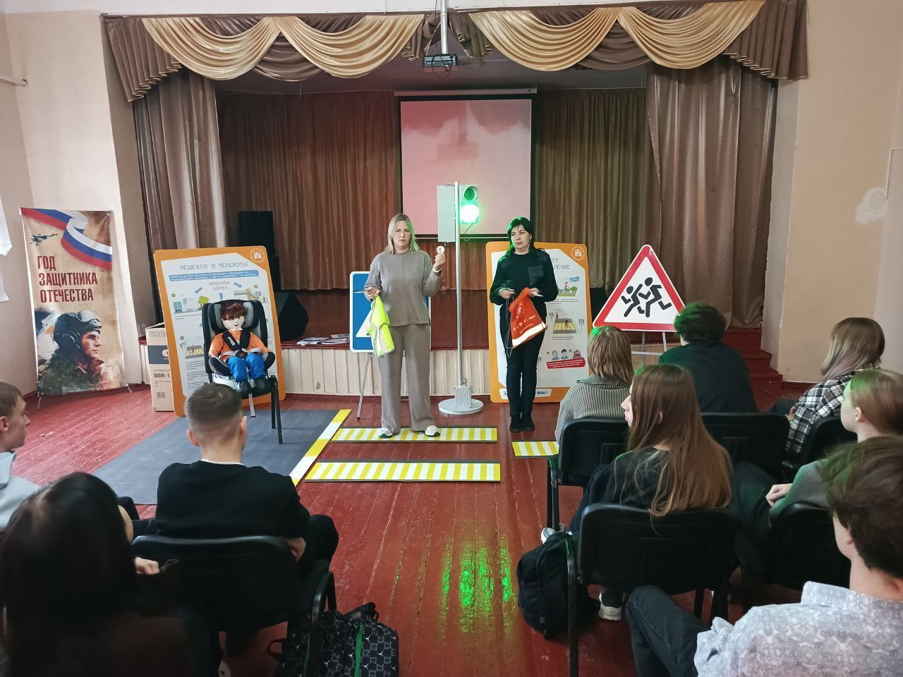 Сотрудники Госавтоинспекции Свердловска, в рамках проекта «Лаборатория безопасности», посетили «Ясли-сад №3 «Аленка» и "Свердловскую специализированную школу №11" Сотрудники Госавтоинспекции Свердловска, в рамках проекта «Лаборатория безопасности», посетили «Ясли-сад №3 «Аленка» и "Свердловскую специализированную школу №11"