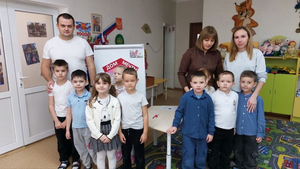 В ГБДОУ ЛНР «Беловодский ясли-сад №3 «Родничок» проводится работа по приобщению детей к семейным традициям, направленная на формирование у дошкольников представлений об обычаях, порядках, правилах поведения, принятых в семье... В ГБДОУ ЛНР «Беловодский ясли-сад №3 «Родничок» проводится работа по приобщению детей к семейным традициям, направленная на формирование у дошкольников представлений об обычаях, порядках, правилах поведения, принятых в семье...