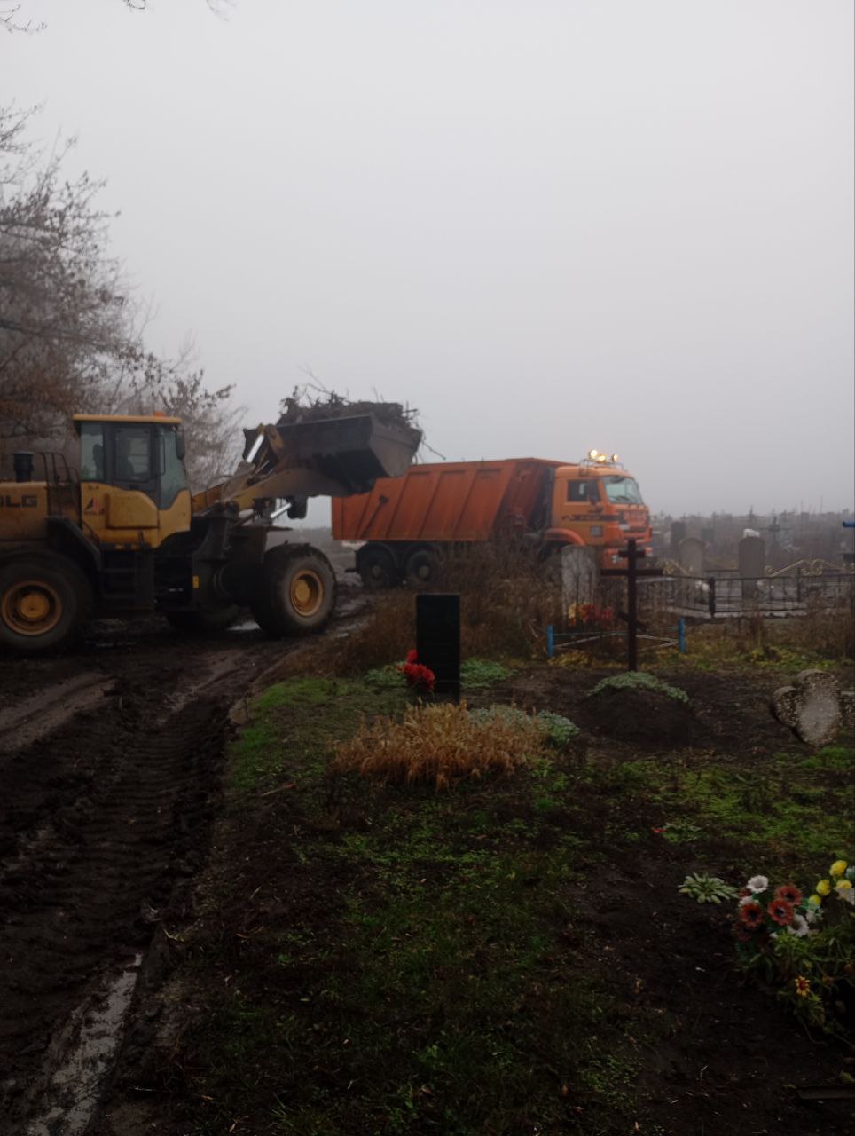 Андрей Рубанцов: Коммунальные службы продолжают проводить плановую уборку территорий кладбищ городского округа Андрей Рубанцов: Коммунальные службы продолжают проводить плановую уборку территорий кладбищ городского округа