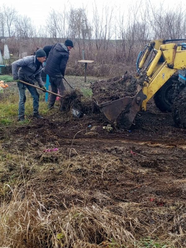 На прошедшей неделе работники МУП «ЦКУ Троицкого района» продолжили проведение работ по благоустройству кладбищ и прилегающих к ним территорий в пгт Троицкое, что является стандартной практикой для поддержания порядка и... На прошедшей неделе работники МУП «ЦКУ Троицкого района» продолжили проведение работ по благоустройству кладбищ и прилегающих к ним территорий в пгт Троицкое, что является стандартной практикой для поддержания порядка и...