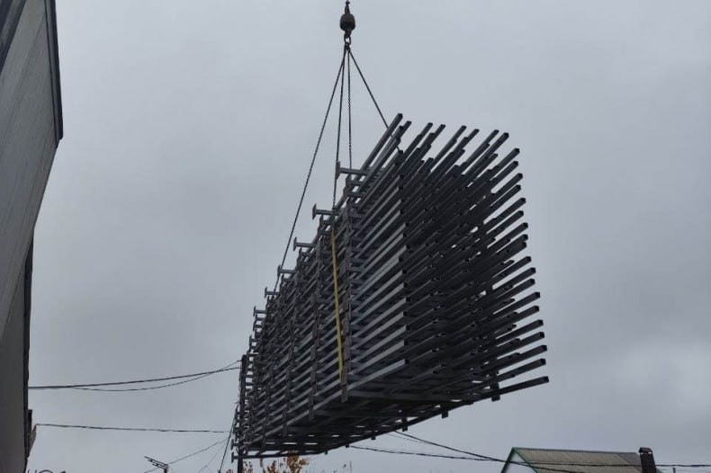 В Свердловск прибыли металлоконструкции для ограждения кровель МКД В Свердловск прибыли металлоконструкции для ограждения кровель МКД