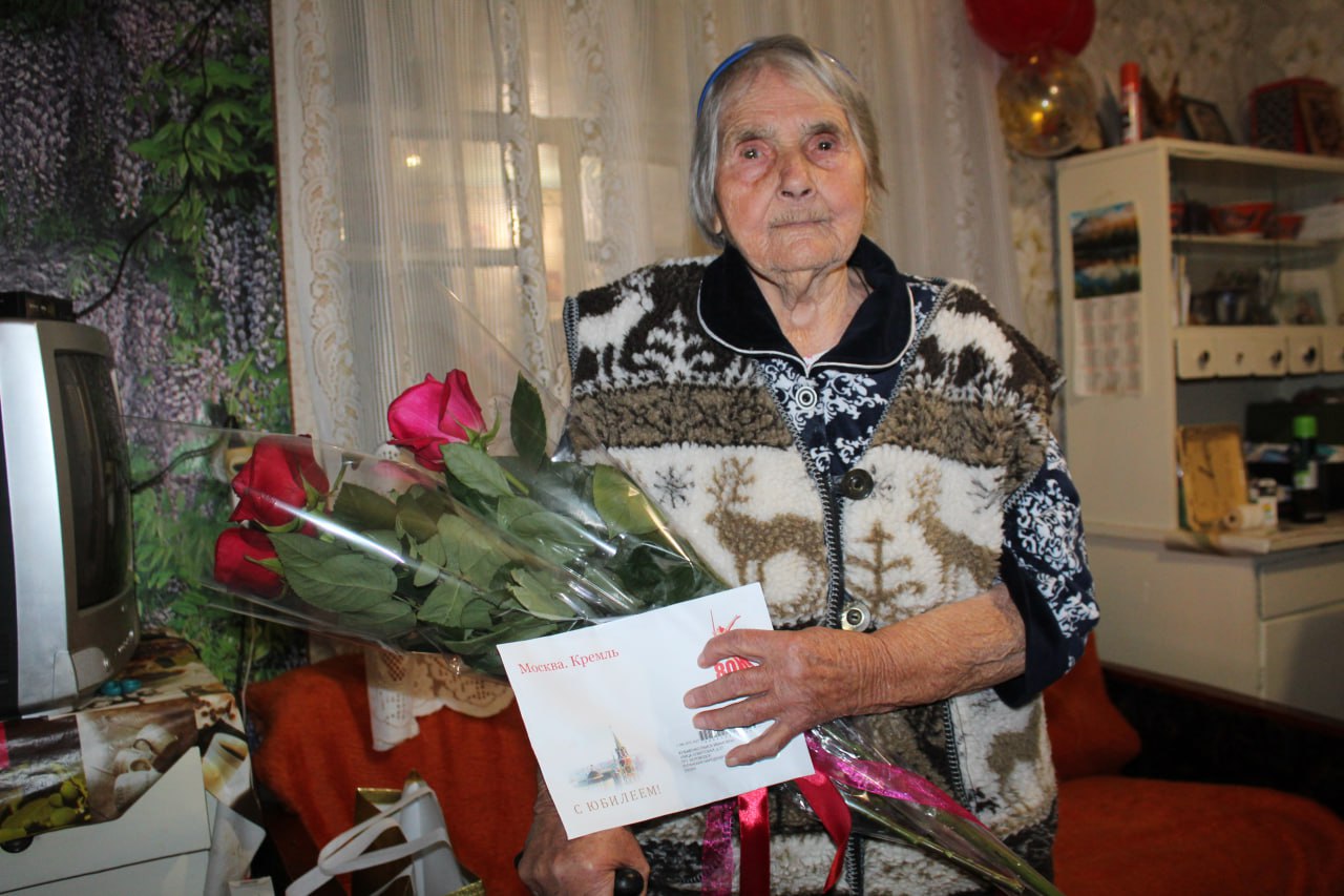 Виталий Коваленко: Сегодня, заместитель Главы Администрации Наталья Добрицкая совместно с представителем Совета ветеранов Ириной Бережной поздравили с юбилейным днём рождения долгожительницу нашего округа Кузьменко Раису...