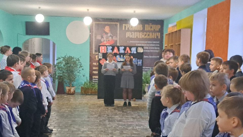 Сегодня в «Станично-Луганской средней школе имени Грекова П.М.» была открыта Неделя филологии, которая посвящена Владимиру Далю - выдающемуся писателю, лингвисту, этнографу, автору Толкового словаря живого великорусского... Сегодня в «Станично-Луганской средней школе имени Грекова П.М.» была открыта Неделя филологии, которая посвящена Владимиру Далю - выдающемуся писателю, лингвисту, этнографу, автору Толкового словаря живого великорусского...