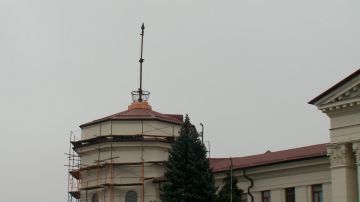 Сегодня на восьмигранной кровле пристроя к основному зданию ДК тюменские строители приступят к установке капельников - металлических конструкций, благодаря которым подкровельное пространство в любое время года будет всегда...