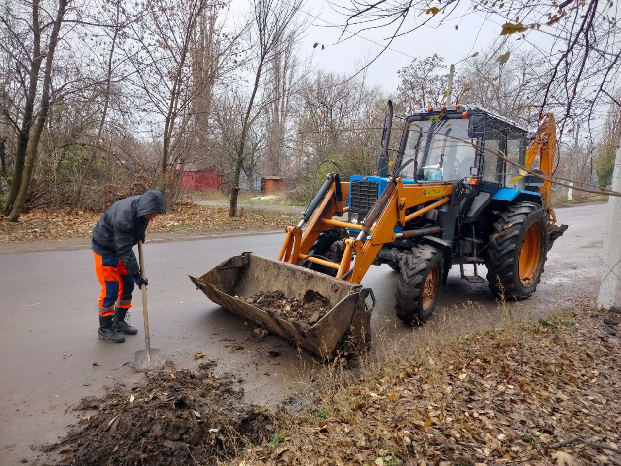 Коммунальные службы продолжают уборку и благоустройство городских территорий Коммунальные службы продолжают уборку и благоустройство городских территорий