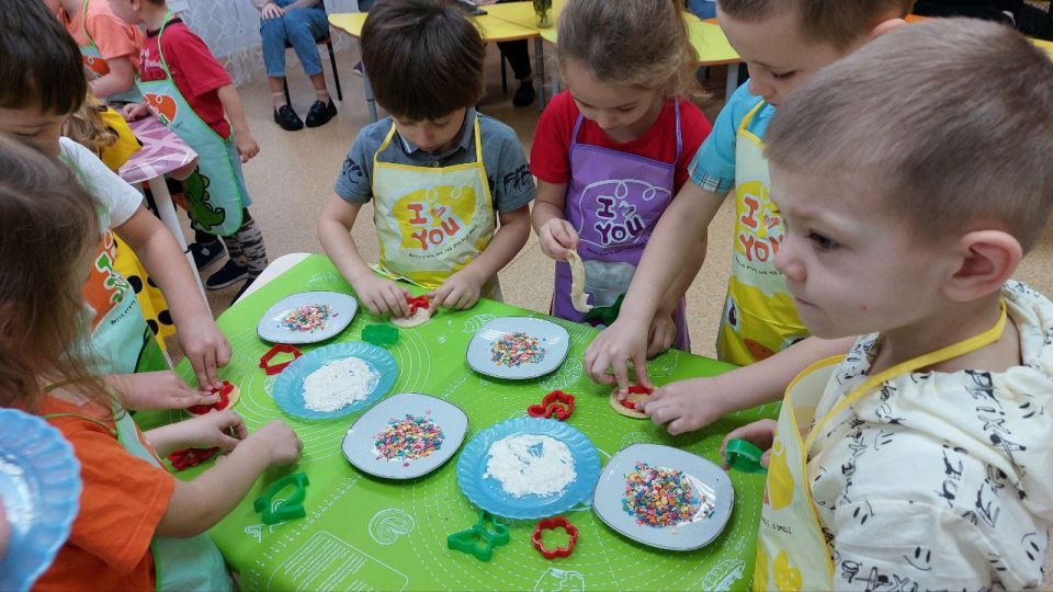 В ГБДОУ ЛНР «Беловодский ясли-сад №3 «Родничок» проводится работа по приобщению детей к семейным традициям, направленная на формирование у дошкольников представлений об обычаях, порядках, правилах поведения, принятых в семье... В ГБДОУ ЛНР «Беловодский ясли-сад №3 «Родничок» проводится работа по приобщению детей к семейным традициям, направленная на формирование у дошкольников представлений об обычаях, порядках, правилах поведения, принятых в семье...