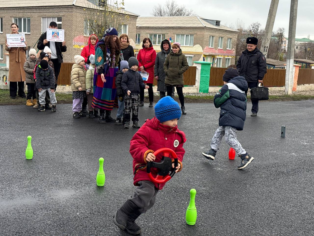 В Перевальске сотрудники Госавтоинспекции совместно с педагогами детского сада «Юбилейный» провели занятие по ПДД для дошкольников В Перевальске сотрудники Госавтоинспекции совместно с педагогами детского сада «Юбилейный» провели занятие по ПДД для дошкольников