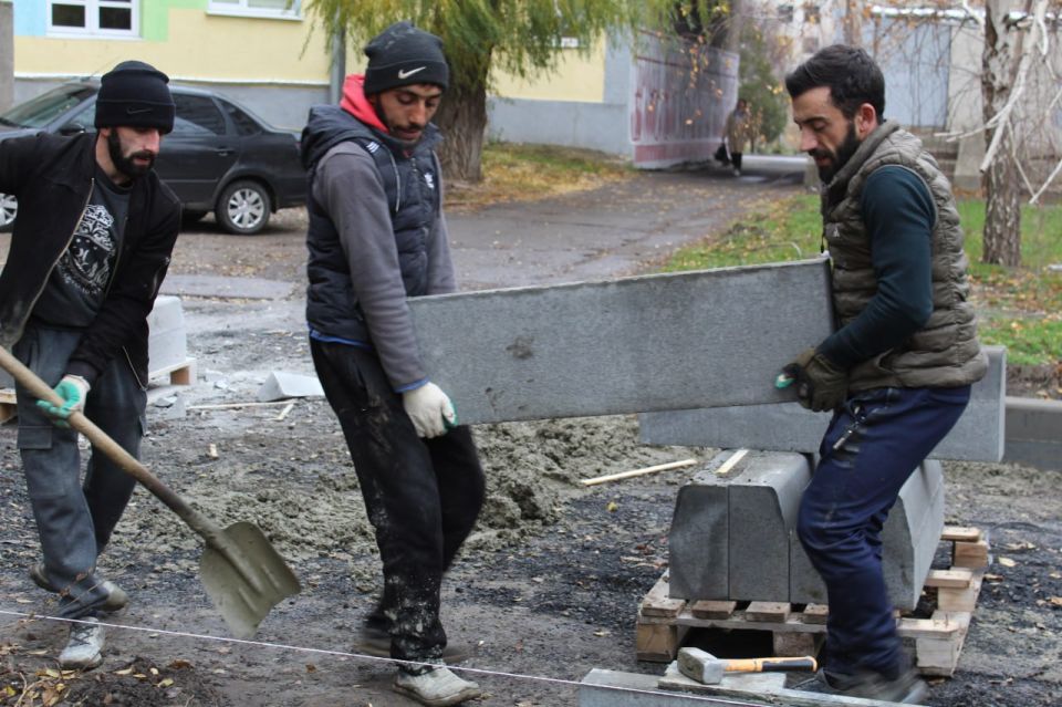В Краснодоне продолжаются работы по благоустройству территории около Дворца культуры имени «Молодой Гвардии» В Краснодоне продолжаются работы по благоустройству территории около Дворца культуры имени «Молодой Гвардии»