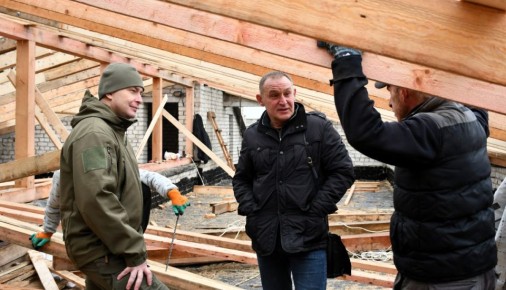 Евгений Шаталин: Проверил ход ремонтно-восстановительных работ кровли многоквартирного жилого дома на поселке Южный