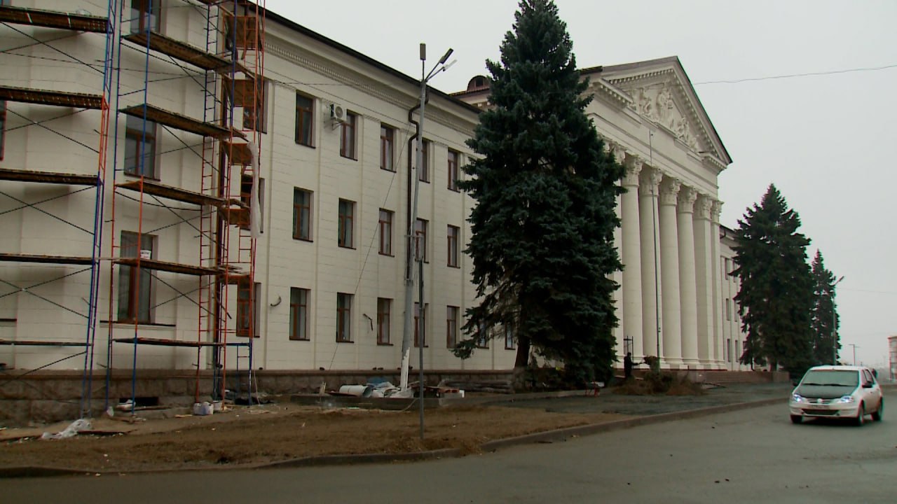 Сегодня на восьмигранной кровле пристроя к основному зданию ДК тюменские строители приступят к установке капельников - металлических конструкций, благодаря которым подкровельное пространство в любое время года будет всегда... Сегодня на восьмигранной кровле пристроя к основному зданию ДК тюменские строители приступят к установке капельников - металлических конструкций, благодаря которым подкровельное пространство в любое время года будет всегда...