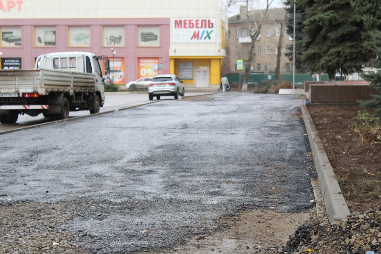 В Краснодоне продолжаются работы по благоустройству территории около Дворца культуры имени «Молодой Гвардии» В Краснодоне продолжаются работы по благоустройству территории около Дворца культуры имени «Молодой Гвардии»