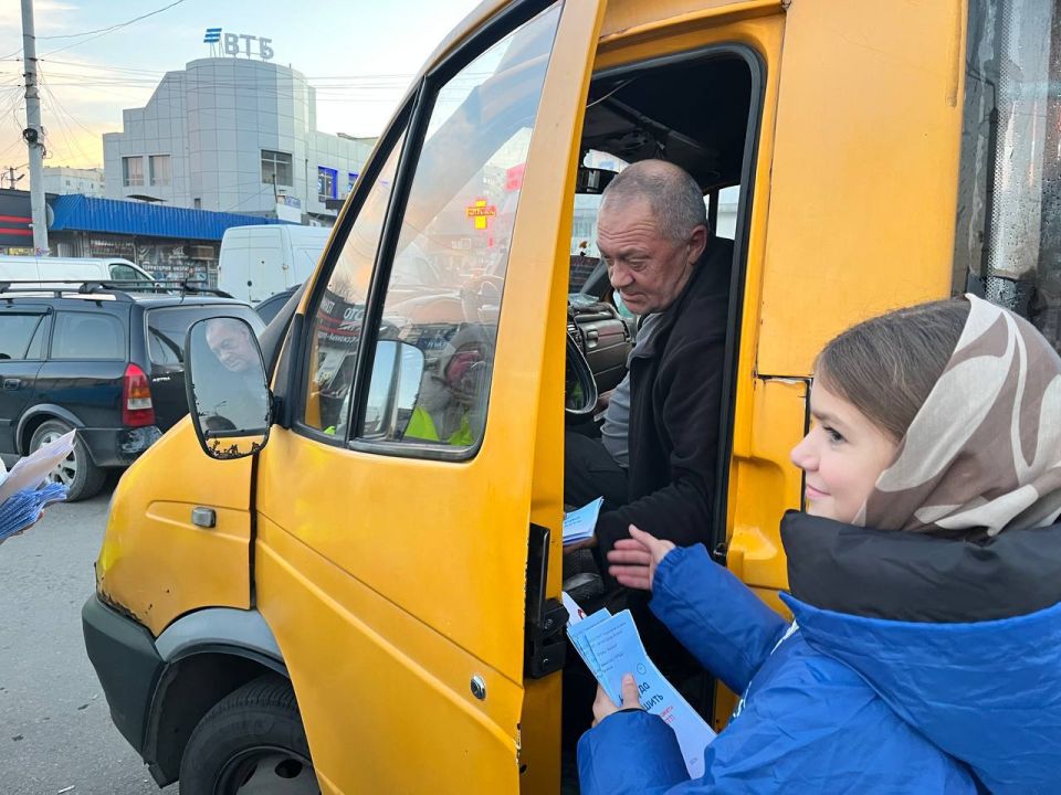 Акция "Некуда спешить": юные инспекторы движения в Луганске призвали соблюдать ПДД!