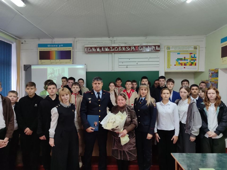 111Мемориальная доска имени уроженца Белокуракино Владимира Кикотя появилась на фасаде местной школы