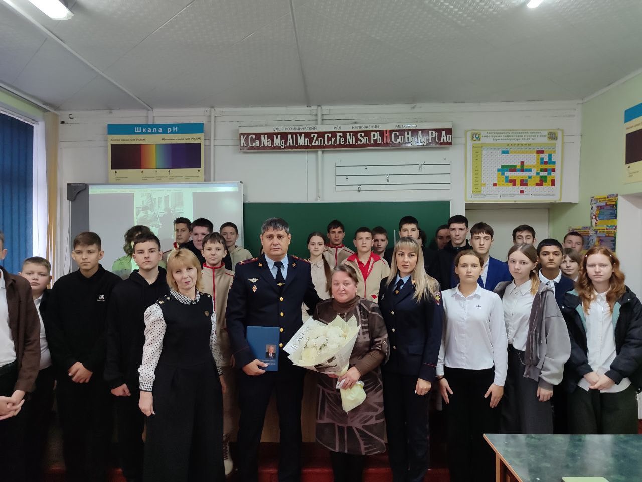 111Мемориальная доска имени уроженца Белокуракино Владимира Кикотя появилась на фасаде местной школы