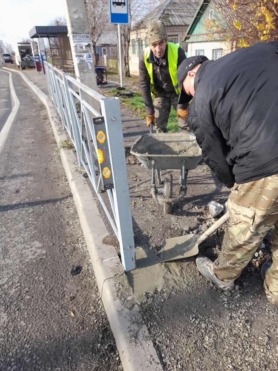В поселке Георгиевка вдоль трассы Луганск – Лутугино – Красный Луч – граница ДНР устанавливают перильные ограждения В поселке Георгиевка вдоль трассы Луганск – Лутугино – Красный Луч – граница ДНР устанавливают перильные ограждения