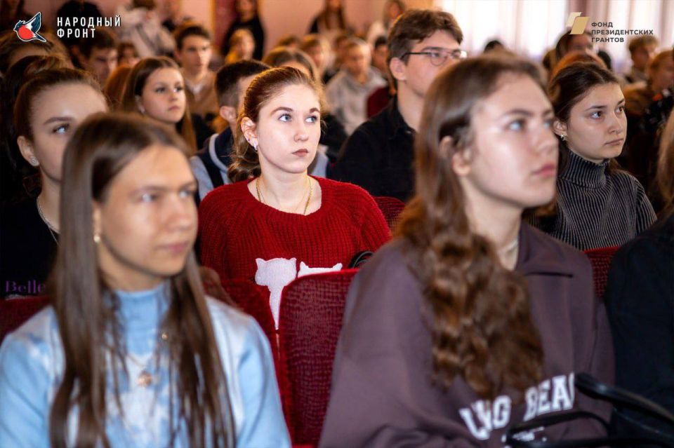 Молодёжка НФ провела масштабную агитацию в ГБОУ СПО ЛНР "Луганский колледж моды, парикмахерского искусства и компьютерных технологий"! Молодёжка НФ провела масштабную агитацию в ГБОУ СПО ЛНР "Луганский колледж моды, парикмахерского искусства и компьютерных технологий"!