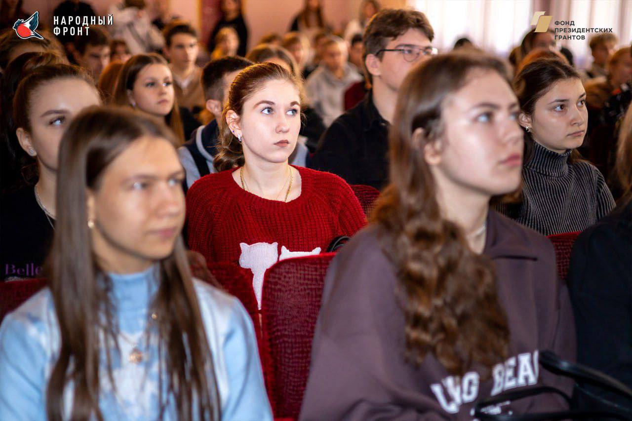 Молодёжка НФ провела масштабную агитацию в ГБОУ СПО ЛНР "Луганский колледж моды, парикмахерского искусства и компьютерных технологий"! Молодёжка НФ провела масштабную агитацию в ГБОУ СПО ЛНР "Луганский колледж моды, парикмахерского искусства и компьютерных технологий"!
