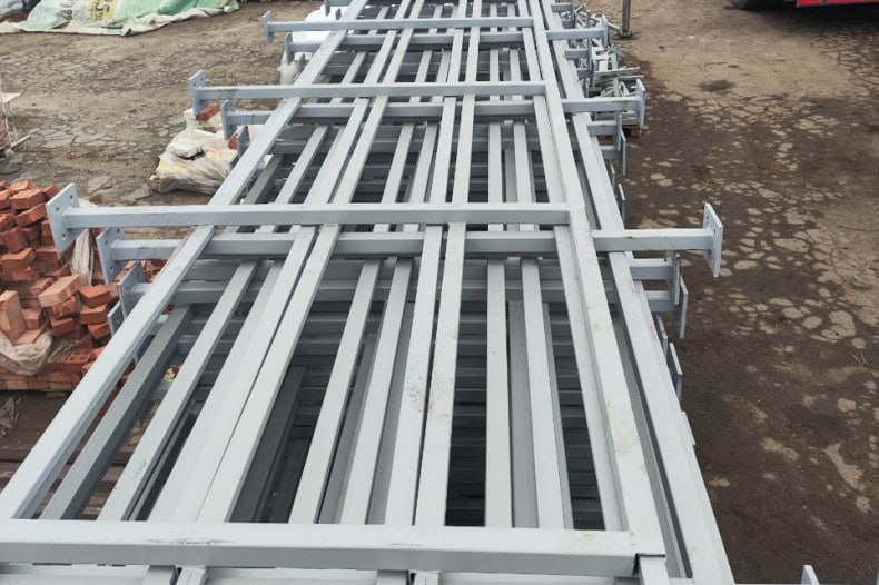 В Свердловск прибыли металлоконструкции для ограждения кровель МКД В Свердловск прибыли металлоконструкции для ограждения кровель МКД