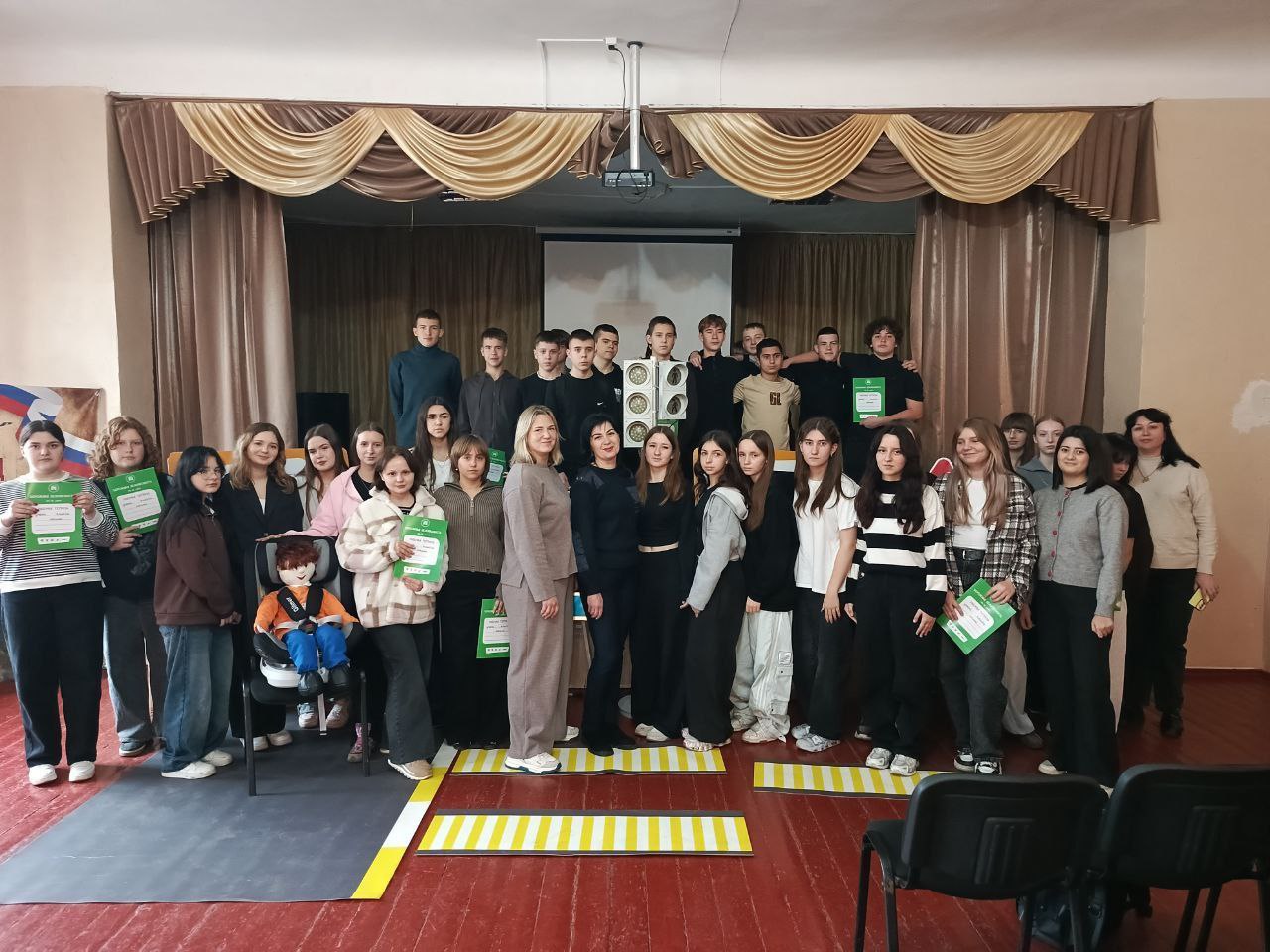 Сотрудники Госавтоинспекции Свердловска, в рамках проекта «Лаборатория безопасности», посетили «Ясли-сад №3 «Аленка» и "Свердловскую специализированную школу №11"