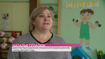 Директор Краснодонской специальной (коррекционной) школы-детского сад передаёт слова благодарности депутату Тюменской областной думы за переданный спортинвентарь