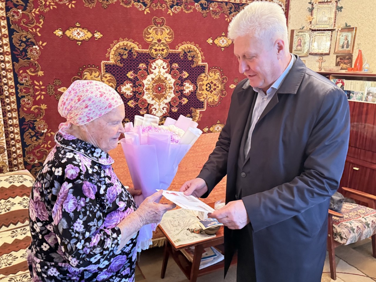 Сергей Козенко: Начал рабочую неделю с приятной миссии - поздравил с 95-летним юбилеем сразу двух жительниц Краснодонщины: Хицкову Нину Евдокимовну и Замаеву Александру Емельяновну Сергей Козенко: Начал рабочую неделю с приятной миссии - поздравил с 95-летним юбилеем сразу двух жительниц Краснодонщины: Хицкову Нину Евдокимовну и Замаеву Александру Емельяновну