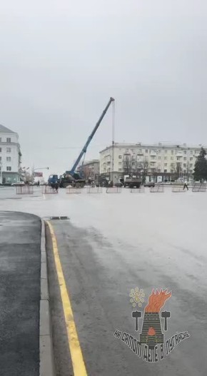 В Луганске начали устанавливать главную новогоднюю ёлку!