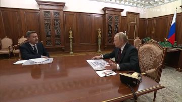 Владимир Путин провёл рабочую встречу с председателем Федерации независимых профсоюзов России Сергеем Черногаевым