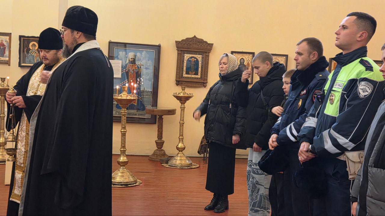 В Брянке сотрудники Госавтоинспекции приняли участие в литии, посвященной Всемирному дню памяти жертв дорожно-транспортных происшествий