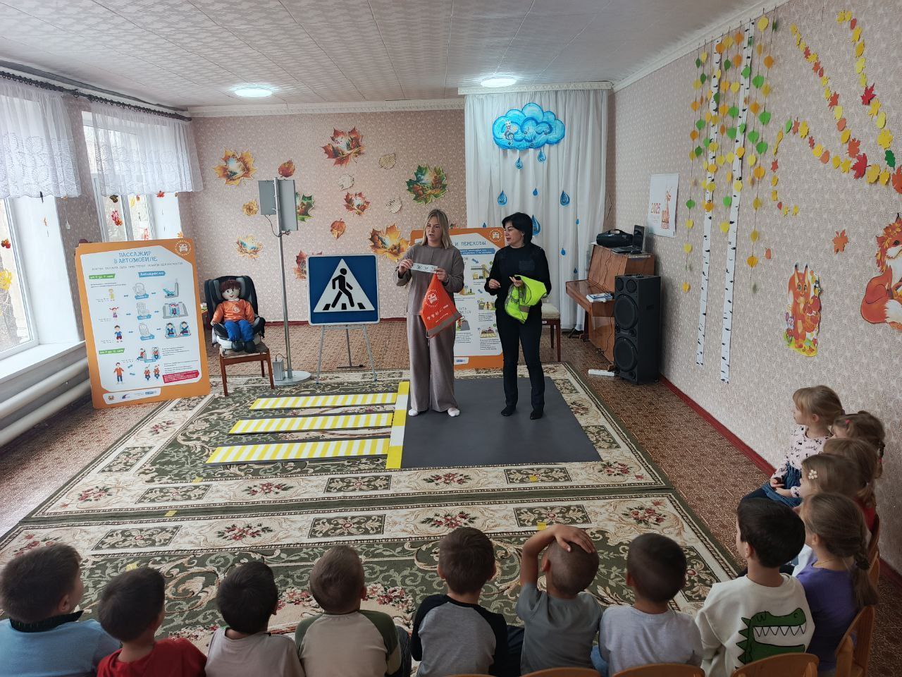 Сотрудники Госавтоинспекции Свердловска, в рамках проекта «Лаборатория безопасности», посетили «Ясли-сад №3 «Аленка» и "Свердловскую специализированную школу №11" Сотрудники Госавтоинспекции Свердловска, в рамках проекта «Лаборатория безопасности», посетили «Ясли-сад №3 «Аленка» и "Свердловскую специализированную школу №11"
