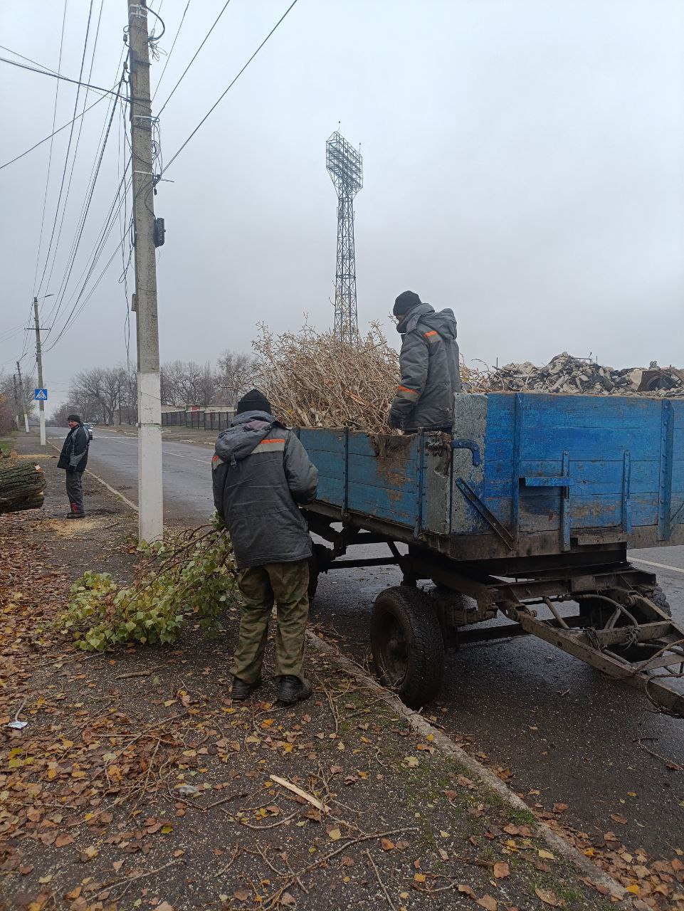 Коммунальные службы продолжают уборку и благоустройство городских территорий Коммунальные службы продолжают уборку и благоустройство городских территорий