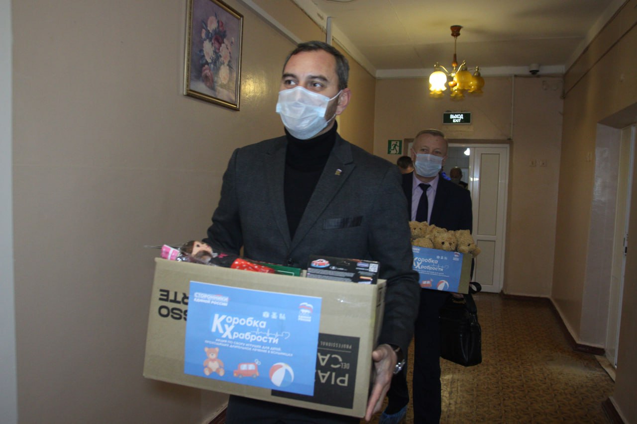 Депутаты от «Единой России» передали игрушки пациентам Луганской детской больницы Депутаты от «Единой России» передали игрушки пациентам Луганской детской больницы