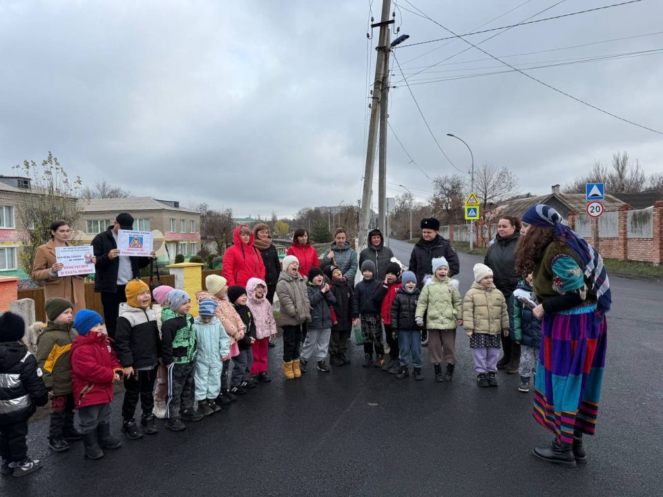 В Перевальске сотрудники Госавтоинспекции совместно с педагогами детского сада «Юбилейный» провели занятие по ПДД для дошкольников