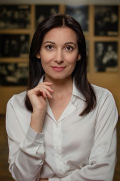 Заслуженная артистка ЛНР Наталья Недоступ получила удостоверения ГИТИСа об успешном прохождении курса повышения квалификации по сценическому движению, актёрскому мастерству и сценической речи